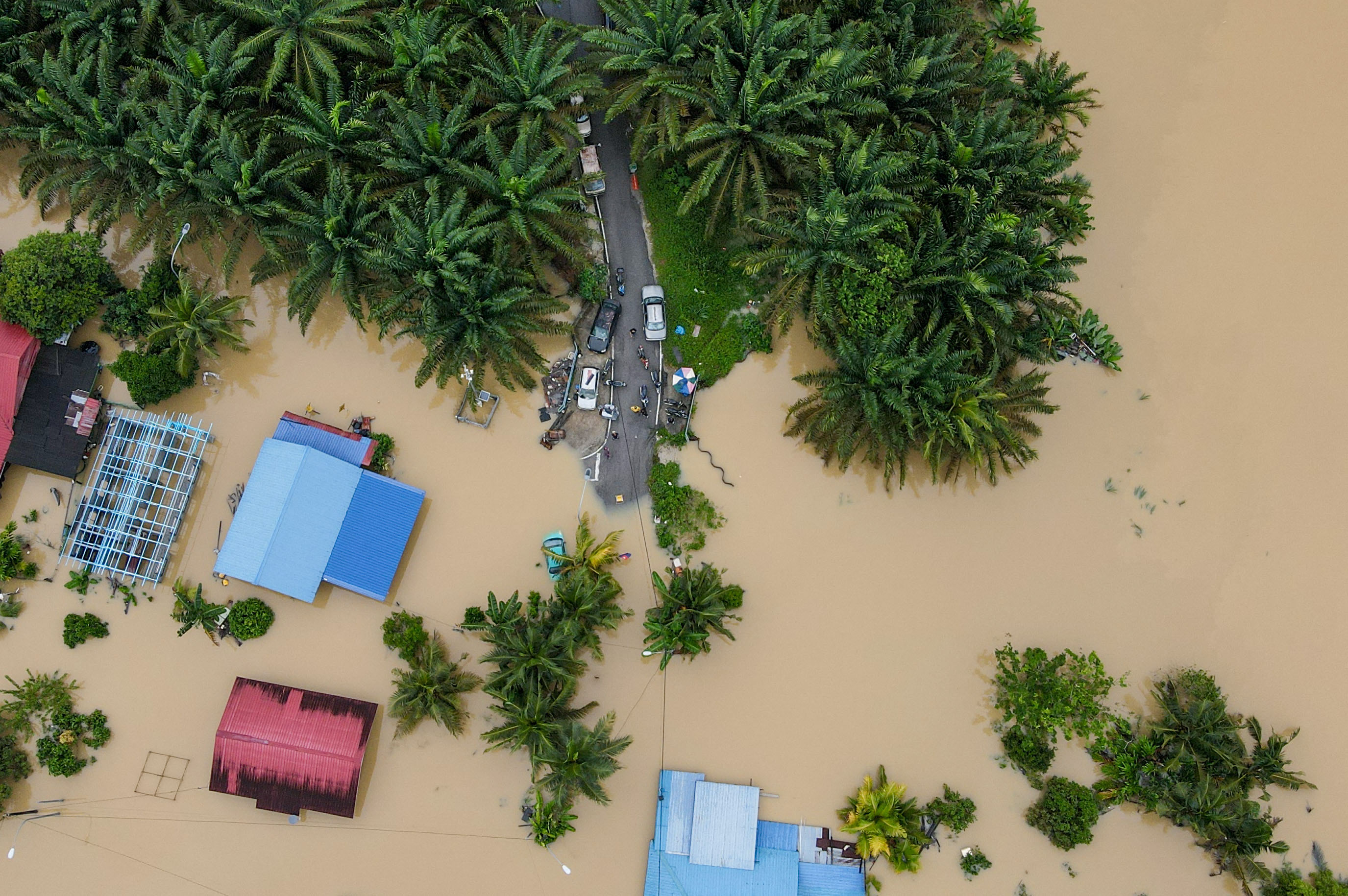 A flooded road and submerged houses in Johor state, Malaysia, after 630 mm of rain fell in 48 hours in early March 2023, triggering around 87,000 displacements. Photo: Mohd Rasfan/AFP/Getty Images 